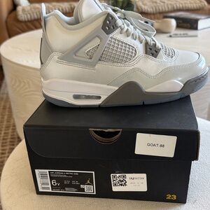 Jordan Retro 4 Men's Sneakers - Light Gray